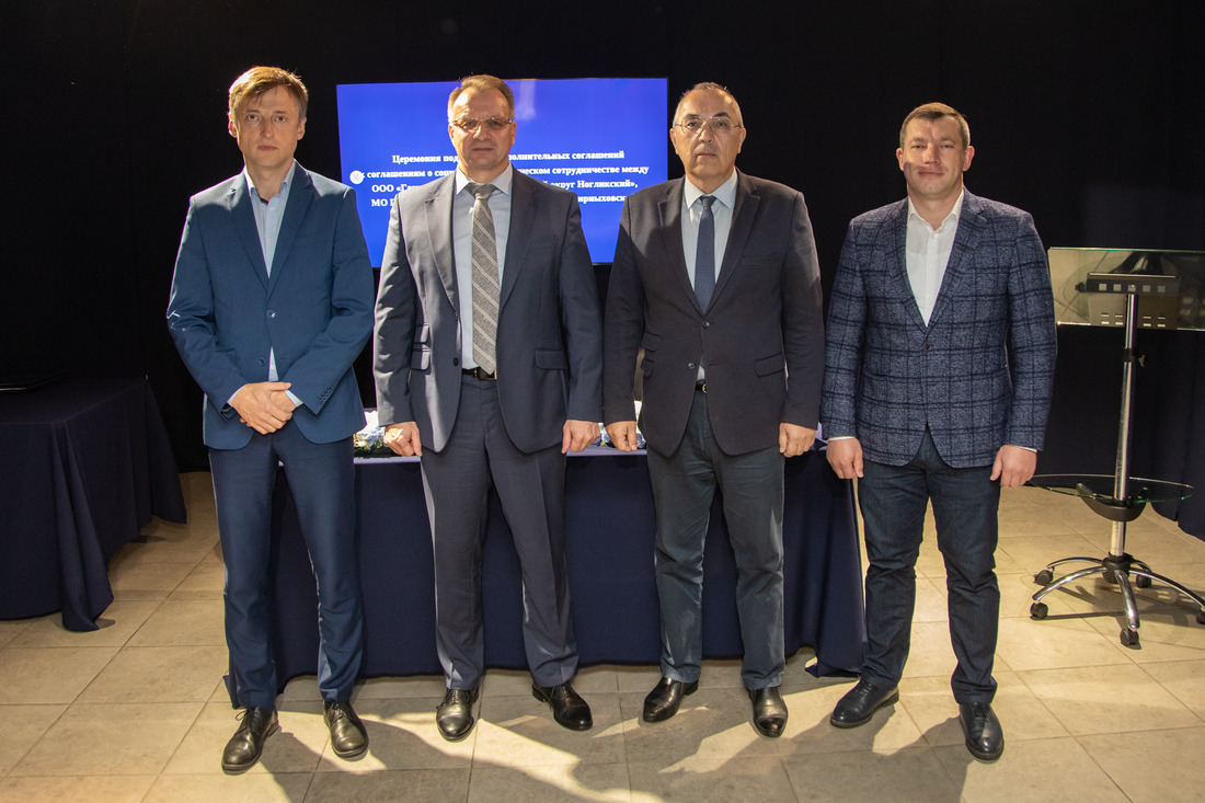 Vsevolod Cherepanov, General Director of Gazprom Nedra LLC, with the mayors of the cities — the signatories of additional cooperation agreements