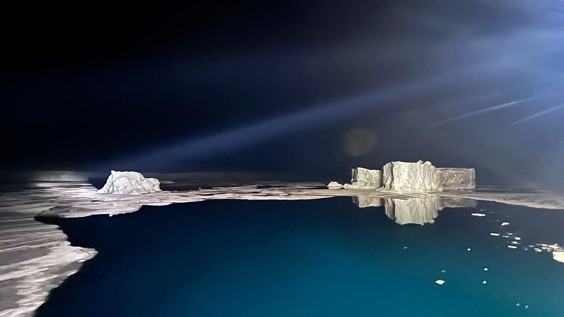 Drifting icebergs pose a threat to drilling platforms