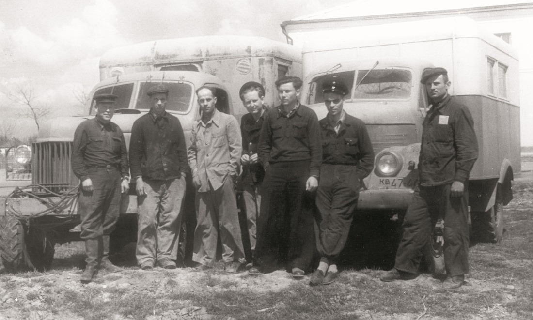 60s. Geophysicists before departure to the borehole