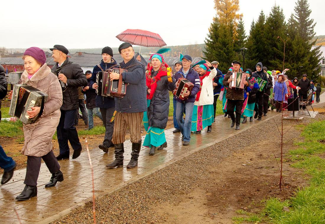 The unveiling of the monument was widely celebrated in the village of Troitsk