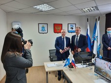 Vsevolod Cherepanov, Gazprom Nedra LLC General Director, and Andrey Kugaevskiy, Head of Yamal District Municipal Structure, at the ceremony of signing the Additional Agreement to the Cooperation Agreement