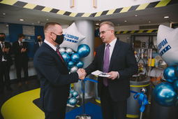 Vsevolod Cherepanov, General Director of Gazprom Nedra LLC, presents the “Discoverer of the Field” badge to Gennady A. Grachev, Deputy Head of Geological and Geophysical Borehole Survey Department of the company