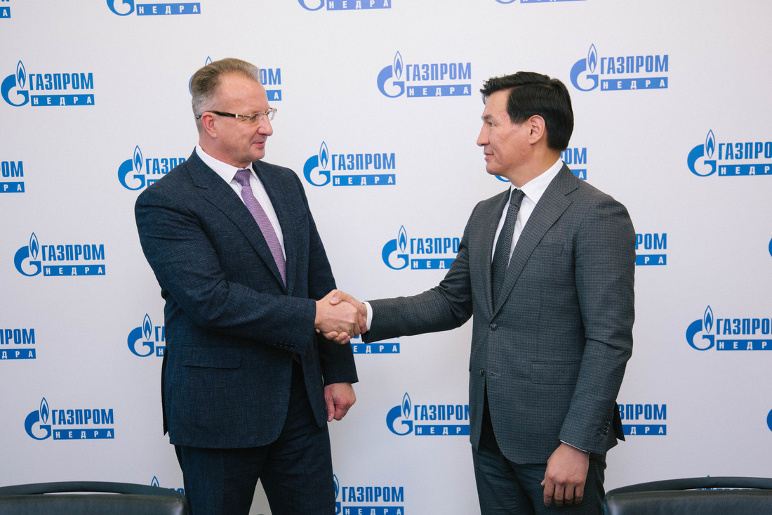 Vsevolod Cherepanov, General Director of Gazprom Nedra LLC, and Batu Khasikov, Head of the Republic of Kalmykia, at the company’s headquarters in Moscow