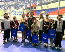 After the competition, volunteers heartily congratulated the Moscow figure skaters