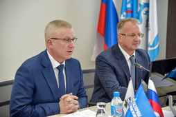 The head of the municipality Yamal District delivers a welcoming speech to the participants of the meeting on topical issues of interaction between Gazprom Nedra LLC and district administration.