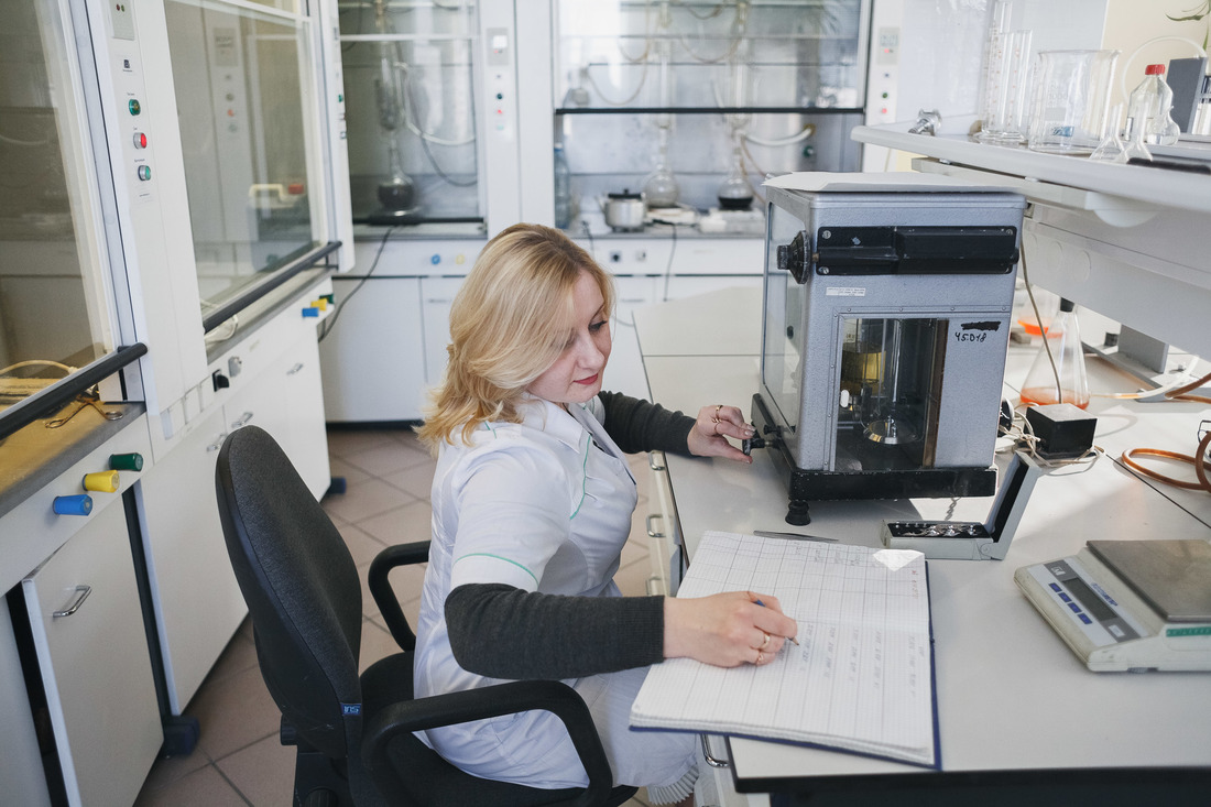 Weighing core samples on analytical scales