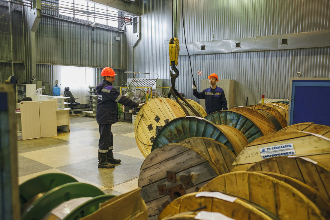 Work in geophysical equipment and cable laboratory