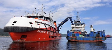 Transferring the collected “oily water mixture” from the rescue vessel Piltun to the supply vessel Sapfir